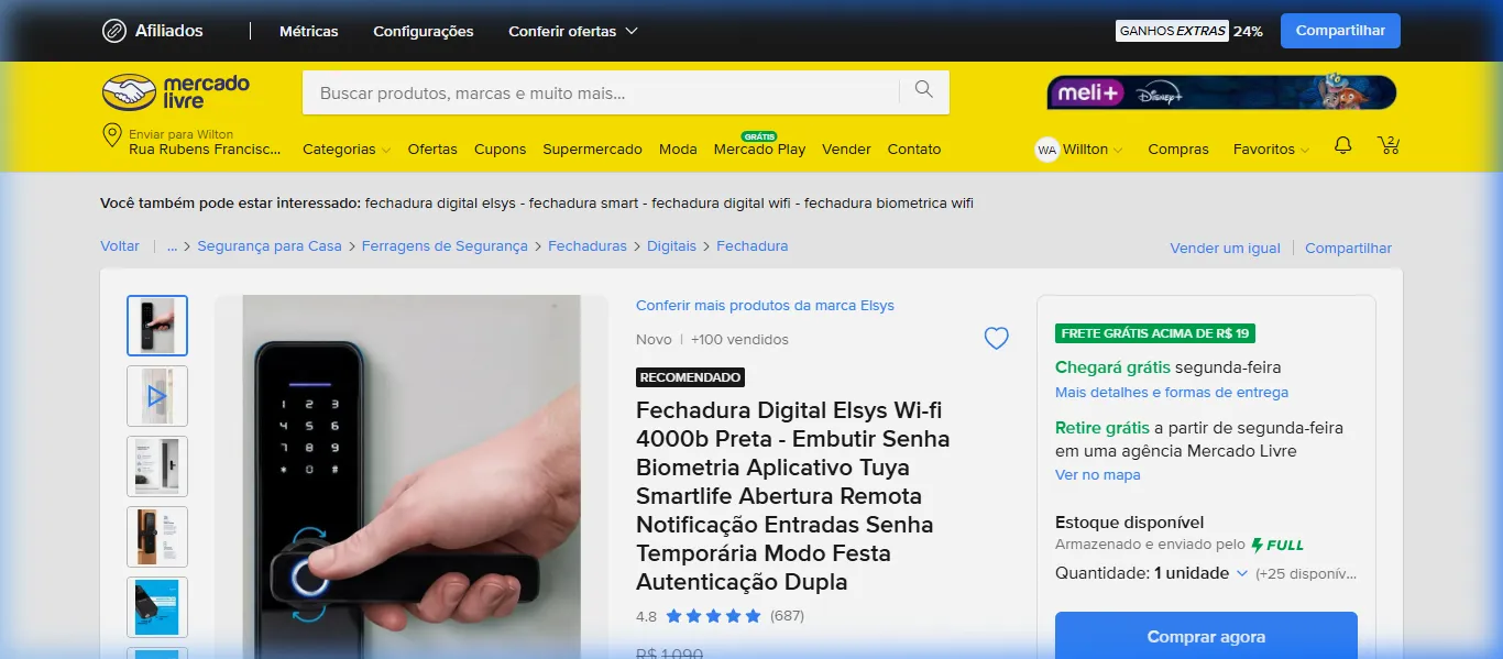 Fechadura inteligente Elsys ESF-DE4000B com design Push-Pull instalada em porta de madeira maciça