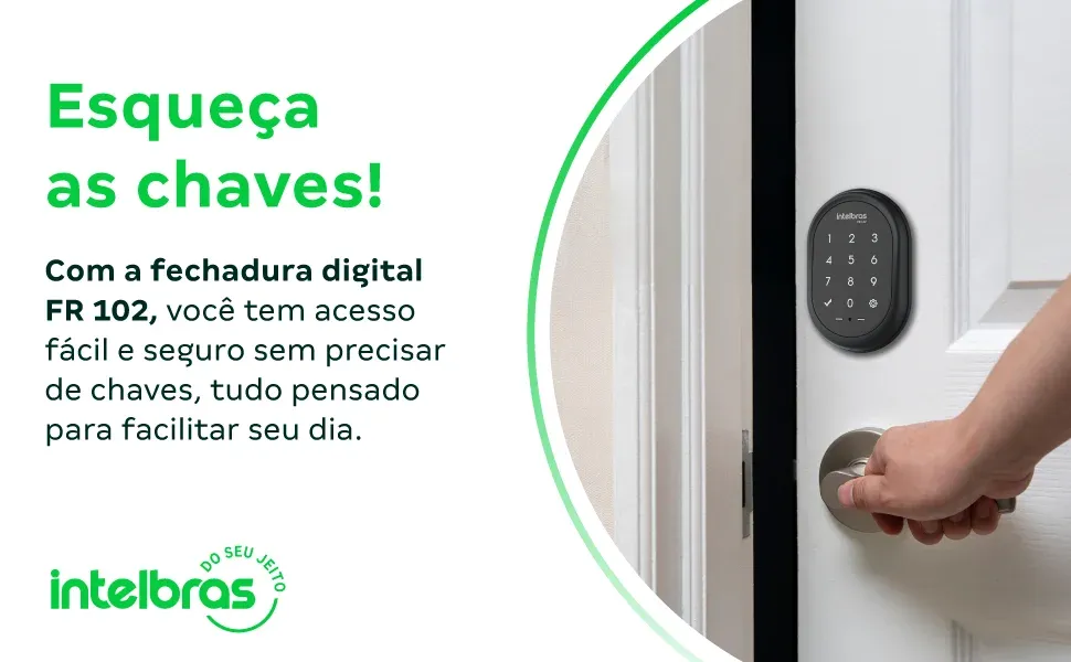 Intelbras FR 102 instalada acima de uma maçaneta convencional permitindo o abandono das chaves físicas