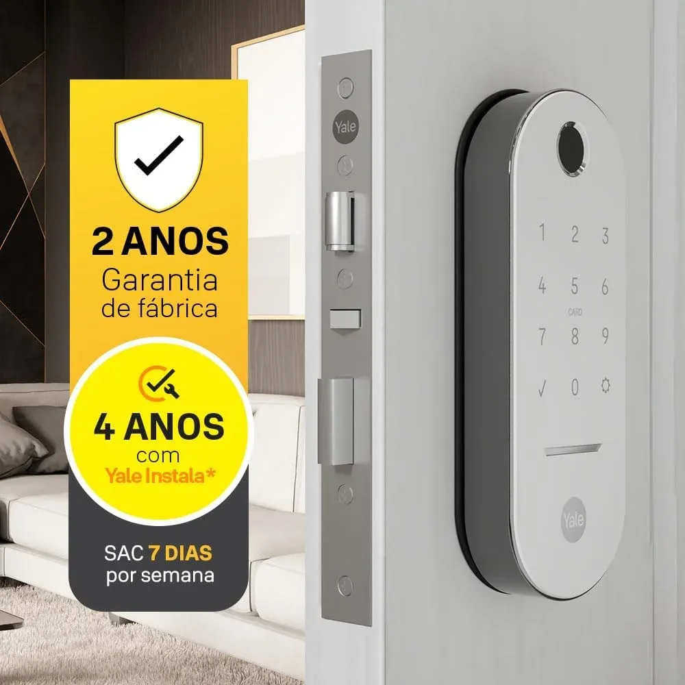 Exemplo de instalação da Yale Lia branca em uma porta minimalista com puxador de metal